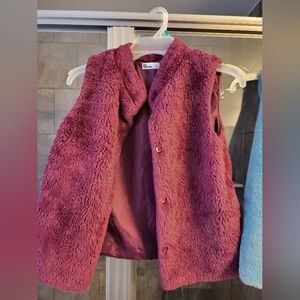Super cute & warm faux fur vest with pockets!!